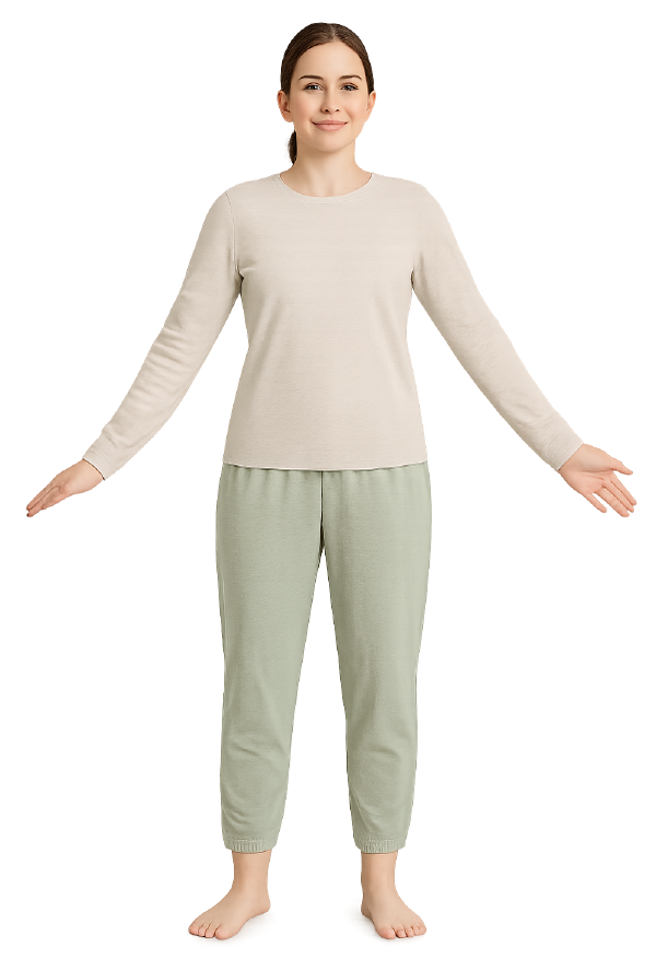 白に近いベージュの長袖ウェアとグリーンのドライパンツを着用した女性が手を広げている